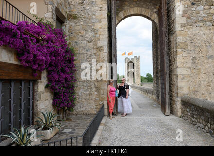 Senior sorridente madre e il suo centro per adulti sono figlia in posa sullo sfondo della porta occidentale al vecchio ponte della città medievale Besa Foto Stock