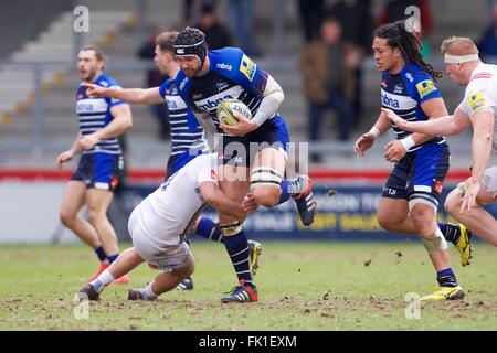 AJ Bell Stadium, Salford, Regno Unito. 05 Mar, 2016. Aviva Premiership. Vendita versus arlecchini. Vendita squali bloccare Andrei Ostrikov viene affrontato. Credito: Azione Sport Plus/Alamy Live News Foto Stock