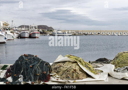 Una rete verde in vista del porto di Carboneras, Provincia Almería, Spagna Foto Stock