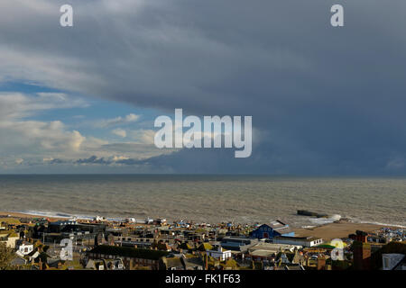 Cielo tempestoso su Hastings old town. East Sussex. In Inghilterra. Regno Unito. Europa Foto Stock