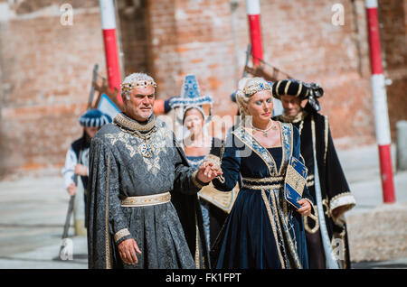 Asti, Italia - 16 Settembre 2012: coppia di nobili in costume medievale in corteo storico il giorno del Palio di Asti, Foto Stock
