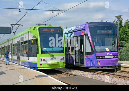 Due servizi tramlink Croydon in primo gruppo alla stazione del tram Waddon Marsh fermata donna passeggeri in attesa sulla piattaforma South London Inghilterra Regno Unito Foto Stock