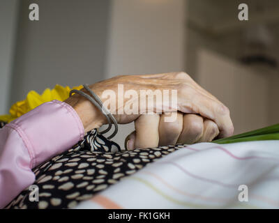 Un morto womans peacefull due mani incrociate Foto Stock