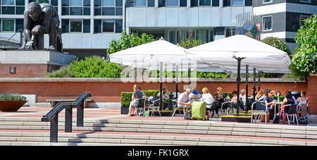 I visitatori a tabelle in piazza della British Library di Londra Camden Inghilterra UK sottovalutato da Newton statua in bronzo creata da Eduardo Paolozzi Foto Stock