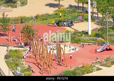 Bambini che giocano all'aperto 2012 parco giochi legacy Queen Elizabeth Olympic Park vista aerea dall'alto guardando verso Stratford Newham East London Inghilterra Regno Unito Foto Stock