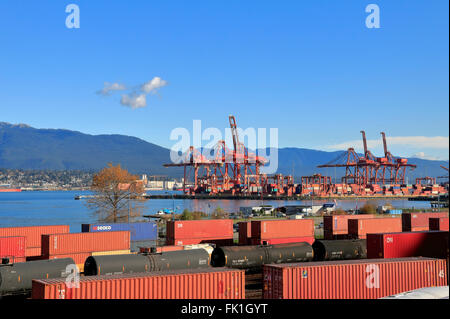 La stazione ferroviaria e il terminal per container in Vancouver, BC, Canada. Foto Stock