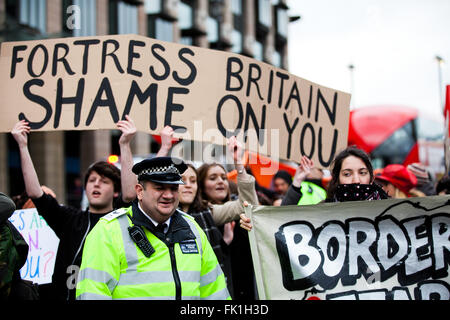 La piazza del Parlamento, Westminster, London, Regno Unito 5 Marzo 2016 - manifestanti trattiene grandi cartelloni. Centinaia di manifestanti fase una dimostrazione organizzata da Londra2Calais gruppo contro i recenti avvenimenti in campi per rifugiati a Calais. I manifestanti hanno bloccato il Westminster Bridge per un tenendo il traffico in entrambe le direzioni. Credito: Dinendra Haria/Alamy Live News Foto Stock