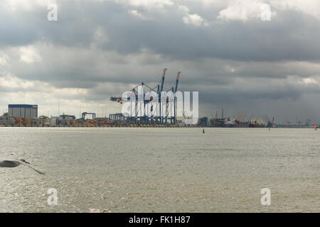 KLAIPEDA, Lituania - agosto 08,2015: mare Porto di Klaipeda è uno dei più grandi senza ghiaccio seaport nel mondo. Foto Stock