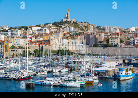 Marsiglia, Provence-Alpes-Côte d'Azur, in Francia. Vista sul Vieux-Port, il vecchio porto. Notre Dame de la Garde. Foto Stock