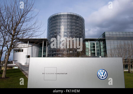 Un logo VW visto su un segno di fronte alla fabbrica trasparente della casa automobilistica tedesca Volkswagen in Dresden, Germania, 03 marzo 2016. Foto: ARNO BURGI/dpa Foto Stock