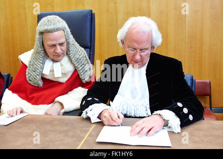 Nuovo alto Sheriff Tony Stratton (R) essendo giurato a Oxford Crown Court con il signor giustizia GERALD BARLING Foto Stock