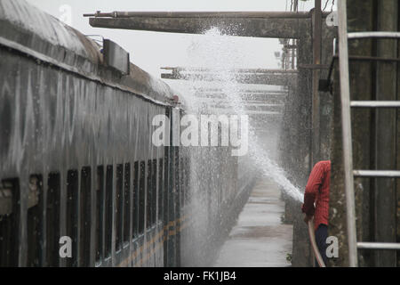 Dacca in Bangladesh. Il 5 marzo 2016. Pulitori ferroviaria lavora presso una stazione officina a Dhaka, nel Bangladesh il 5 marzo, 2016. Bangladesh Railway (BR) avrà inizio aggiungendo 150-indonesiano made in acciaio inossidabile coach per la sua flotta da questo mese come parte del processo di modernizzazione che contribuirà in maniera significativa a risolvere la crisi dei carrelli e portano il dinamismo alla stazione reparto, hanno detto i funzionari di recente. © Rehman Asad/Alamy Live News Foto Stock