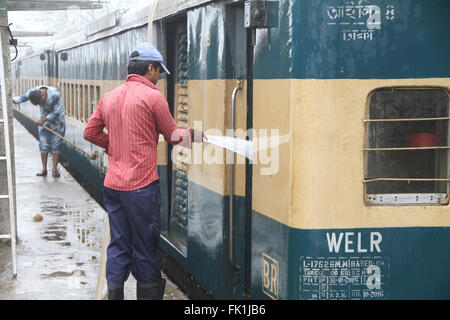 Dacca in Bangladesh. Il 5 marzo 2016. Pulitori ferroviaria lavora presso una stazione officina a Dhaka, nel Bangladesh il 5 marzo, 2016. Bangladesh Railway (BR) avrà inizio aggiungendo 150-indonesiano made in acciaio inossidabile coach per la sua flotta da questo mese come parte del processo di modernizzazione che contribuirà in maniera significativa a risolvere la crisi dei carrelli e portano il dinamismo alla stazione reparto, hanno detto i funzionari di recente. © Rehman Asad/Alamy Live News Foto Stock