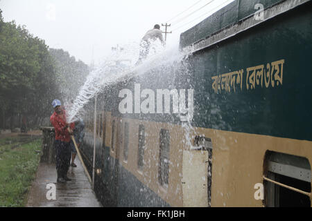 Dacca in Bangladesh. Il 5 marzo 2016. Pulitori ferroviaria lavora presso una stazione officina a Dhaka, nel Bangladesh il 5 marzo, 2016. Bangladesh Railway (BR) avrà inizio aggiungendo 150-indonesiano made in acciaio inossidabile coach per la sua flotta da questo mese come parte del processo di modernizzazione che contribuirà in maniera significativa a risolvere la crisi dei carrelli e portano il dinamismo alla stazione reparto, hanno detto i funzionari di recente. © Rehman Asad/Alamy Live News Foto Stock