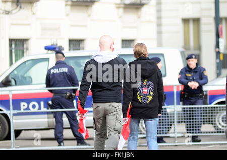 Ue dimostrazioni di Vienna in Austria. 5 Marzo, 2016. Chiediamo nuove elezioni! Noi chiamiamo questa versione dell'UE! Dimostrazione a Vienna Ballhausplatz. Vienna, Austria 05 Mar, 2016. Centinaia di persone che manifestavano per un uscire dall'Unione europea. Credito: Franz Perc/Alamy Live News Foto Stock