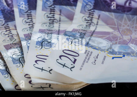 Una pila di 20 pound note Foto Stock