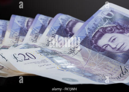 Una pila di 20 pound note Foto Stock