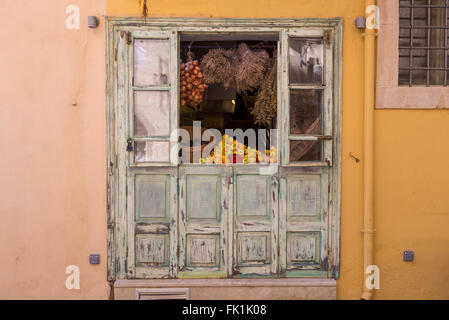 Vecchia finestra decorativo visualizzazione di frutta, verdura e erbe aromatiche in una strada sul retro della vecchia città di Rethymno, Creta, Grecia. Foto Stock