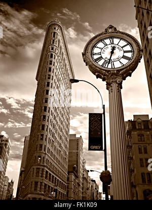 NEW YORK - 29 Marzo: Flat Iron Building facciata su Marzo 29, 2011. Completato nel 1902, è considerato uno dei primi cieli Foto Stock