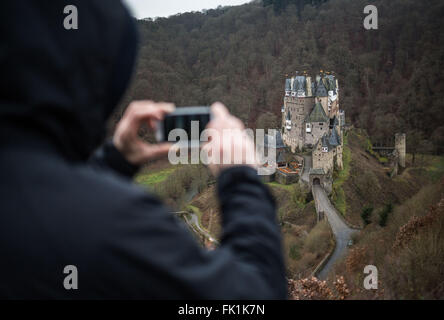 Wierschem, Germania. 04 Mar, 2016. Un escursionista scatta una foto di Eltz castello vicino Wierschem, Germania, 04 marzo 2016. Il XII secolo castello è uno dei più famosi in Germania. Foto: Frank Rumpenhorst/dpa/Alamy Live News Foto Stock