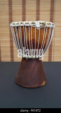 Djembe tamburo a mano dal Gambia, Africa occidentale Foto Stock