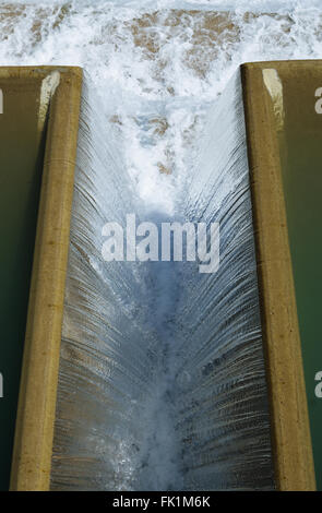 Close-up del flume artificiale da acqua il regolamento Foto Stock