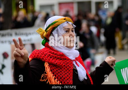 Vienna, Austria. 5 Marzo, 2016. Diverse centinaia di lingua curda i partecipanti prendono parte a una dimostrazione sulla Giornata internazionale della donna su Marzo 08. 2016th. Vienna, Austria 8th, Mar, 2016. Credito: Franz Perc/Alamy Live News Foto Stock