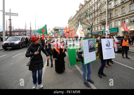 Vienna, Austria. 5 Marzo, 2016. Diverse centinaia di lingua curda i partecipanti prendono parte a una dimostrazione sulla Giornata internazionale della donna su Marzo 08. 2016th. Vienna, Austria 8th, Mar, 2016. Credito: Franz Perc/Alamy Live News Foto Stock