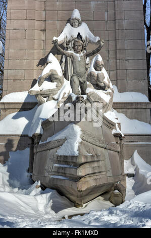 La USS Maine Monument vicino a Columbus Circle al di fuori del Central Park di New York City dopo una nevicata. Foto Stock