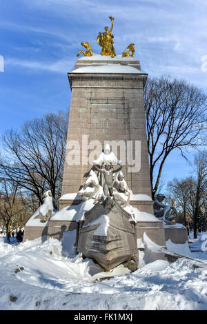 La USS Maine Monument vicino a Columbus Circle al di fuori del Central Park di New York City dopo una nevicata. Foto Stock