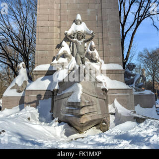 La USS Maine Monument vicino a Columbus Circle al di fuori del Central Park di New York City dopo una nevicata. Foto Stock