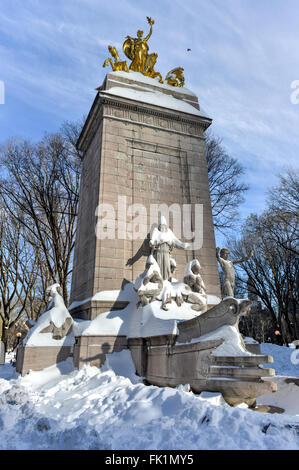 La USS Maine Monument vicino a Columbus Circle al di fuori del Central Park di New York City dopo una nevicata. Foto Stock