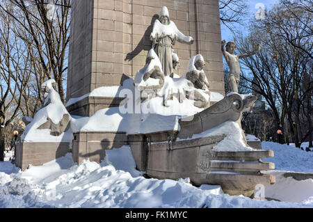 La USS Maine Monument vicino a Columbus Circle al di fuori del Central Park di New York City dopo una nevicata. Foto Stock