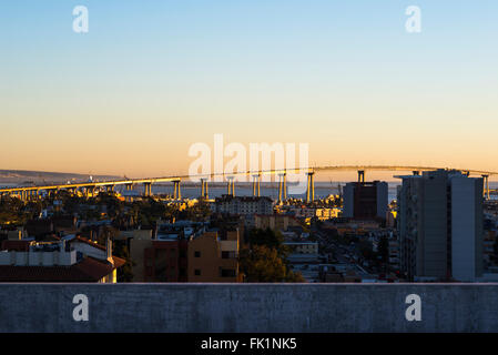 Il Coronado Bridge e il centro cittadino di San Diego. San Diego, California, Stati Uniti d'America. Foto Stock