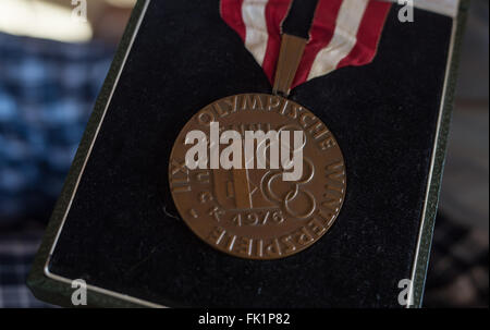 Bad Toelz, Germania. 02Feb, 2016. Ex giocatore professionale del hockey di ghiaccio Lorenz Funk presenta la sua medaglia di bronzo ha vinto nel 1976 Olimpiadi invernali nella sua casa di Greiling vicino a Bad Toelz, Germania, 02 febbraio 2016. Il funk è stato membro del West team nazionale tedesco che ha vinto la medaglia di bronzo del 1976 Olimpiadi invernali di Innsbruck, in Austria. Sei mesi fa, Lenzo è stato diagnosticato un cancro. Foto: Matthias esitano di fronte/dpa/Alamy Live News Foto Stock