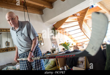 Bad Toelz, Germania. 02Feb, 2016. Ex giocatore professionale del hockey di ghiaccio Lorenz Funk trattiene il suo ice hockey stick nella sua casa di Greiling vicino a Bad Toelz, Germania, 02 febbraio 2016. Il funk è stato membro del West team nazionale tedesco che ha vinto la medaglia di bronzo del 1976 Olimpiadi invernali di Innsbruck, in Austria. Sei mesi fa, Lenzo è stato diagnosticato un cancro. Foto: Matthias esitano di fronte/dpa/Alamy Live News Foto Stock