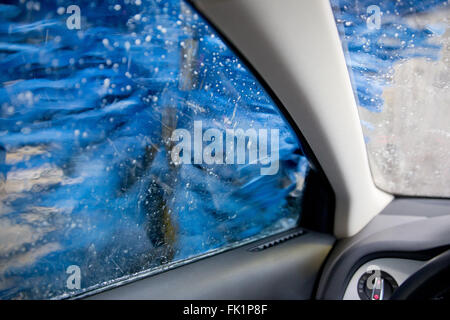 Norimberga, Germania. Xvi Feb, 2016. Vista attraverso il vetro di una vettura in un lavaggio auto in Nuremberg, Germania, 16 febbraio 2016. Foto: DANIEL KARMANN/dpa/Alamy Live News Foto Stock