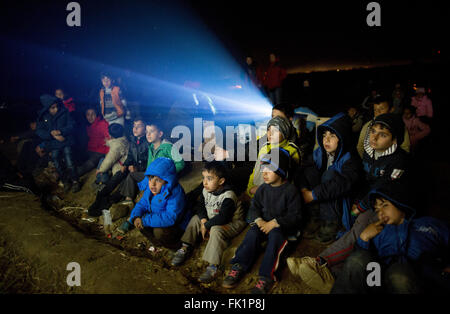 Idomeni, Grecia. 05 Mar, 2015. I bambini rifugiati guardare un film al di fuori del campo profughi al confine Greek-Macedonian in Idomeni, Grecia, 05 marzo 2015. Solo pochi rifugiati dalla Siria e Iraq vengono lasciate oltre confine in Macedonia ogni giorno. Foto: KAY NIETFELD/dpa/Alamy Live News Foto Stock