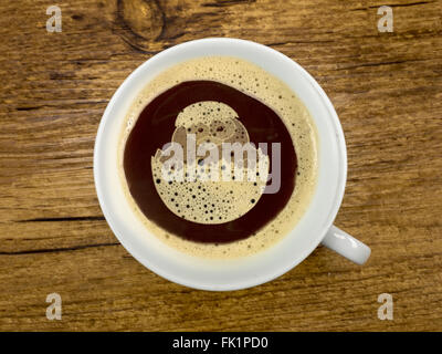 Pulcino di pasqua nel caffè Foto Stock