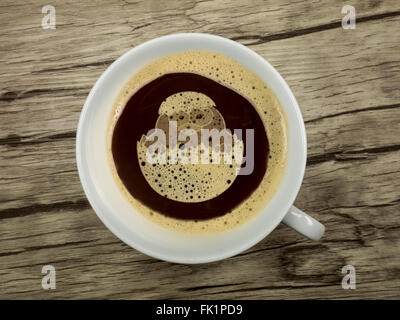 Pulcino di pasqua nel caffè Foto Stock