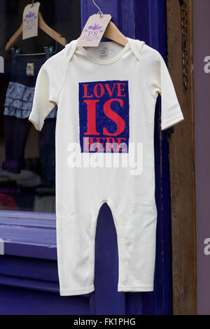 Romper Baby Suit con 'l'Amore è qui' stampati su di esso Foto Stock