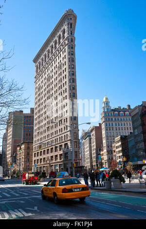 NEW YORK - 29 Marzo: Flat Iron Building facciata su Marzo 29, 2011. Completato nel 1902, è considerato uno dei primi cieli Foto Stock