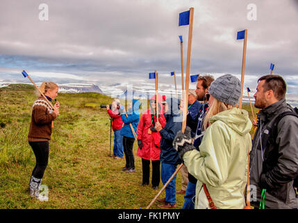 2 agosto 2015 - Isola di Vigur, Westfjords, Islanda - un gruppo di tour su Vigur isola nella baia di Isafjordur, Westfjords, ascoltare una guida spiegare la necessità di tenere un bastone sopra le loro teste per proteggere contro aggressivo sterne artiche, ferocemente sulla difensiva dei loro nidi. Il pittoresco Vigur è notato per il bird watching e il turismo è diventato un settore in crescita dell'economia con l'Islanda di diventare una destinazione turistica preferita. (Credito Immagine: © Arnold Drapkin via ZUMA filo) Foto Stock