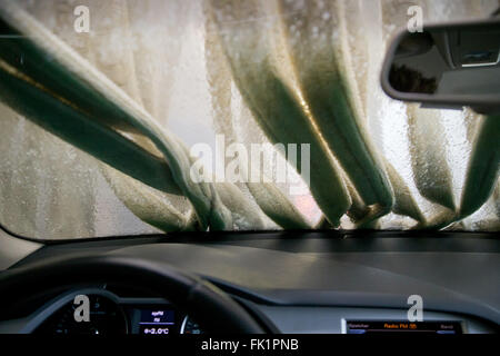 Norimberga, Germania. Xvi Feb, 2016. Vista attraverso il parabrezza di un auto in un autolavaggio in Nuremberg, Germania, 16 febbraio 2016. Foto: DANIEL KARMANN/dpa/Alamy Live News Foto Stock