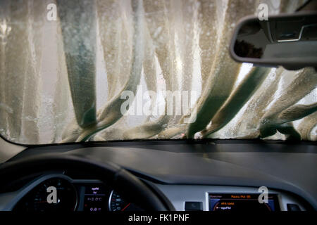 Norimberga, Germania. Xvi Feb, 2016. Vista attraverso il parabrezza di un auto in un autolavaggio in Nuremberg, Germania, 16 febbraio 2016. Foto: DANIEL KARMANN/dpa/Alamy Live News Foto Stock