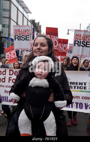 Un milione di donne luogo! Insieme possiamo porre fine alla violenza maschile! Una protesta e internazionale e Marzo rally di donne e ragazze contro Foto Stock