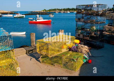 Colorato lobster trap sono stabiliti sul dock per l'aragosta barche ormeggiate in porto Matinicus, a Matinicus isola nel Maine. Regione adatta per le aragoste. Foto Stock
