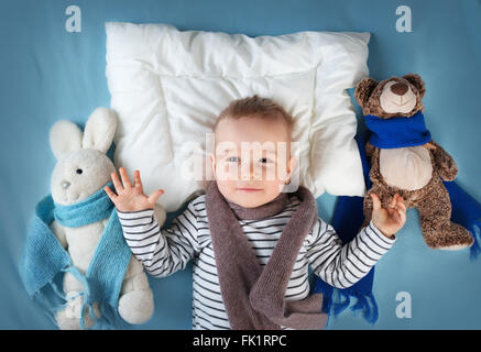 Ragazzo malato che giace nel letto Foto Stock