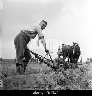 Gli agricoltori di aratura a concorrenza Cruckton su Shropshire 1960s Foto Stock