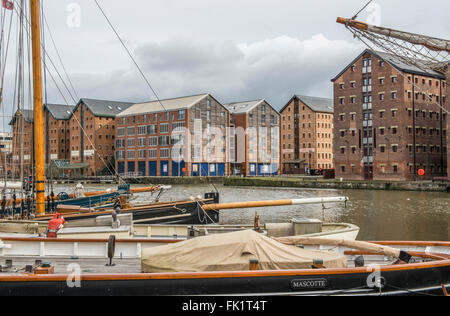 Gloucester Quays, il porto ha sviluppato di recente. Moored tall ships e ripristinati i magazzini.La rigenerazione urbana, architettura urbana, Foto Stock